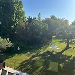 Panzió Chez Bea Calme Avec Sa Jolie Vue Sur Jardin, Confort Assure Granville