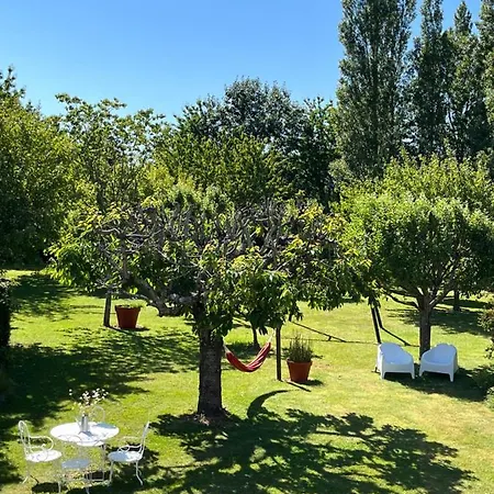 Nocleg ze śniadaniem Chez Bea Calme Avec Sa Jolie Vue Sur Jardin, Confort Assure