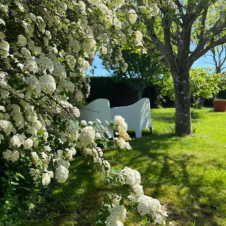 Nocleg ze śniadaniem Chez Bea Calme Avec Sa Jolie Vue Sur Jardin, Confort Assure 3*