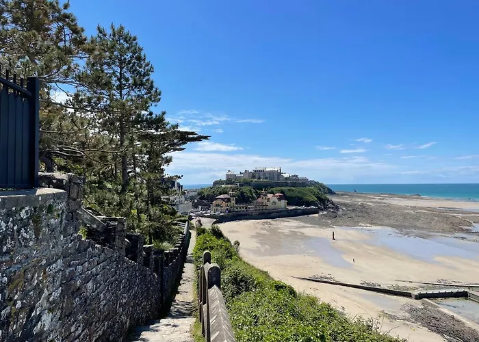 Chez Bea Calme Avec Sa Jolie Vue Sur Jardin, Confort Assure Bed & Breakfast Granville