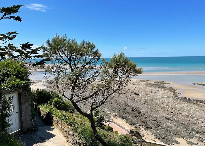 Chez Bea Calme Avec Sa Jolie Vue Sur Jardin, Confort Assure Bed & Breakfast Granville