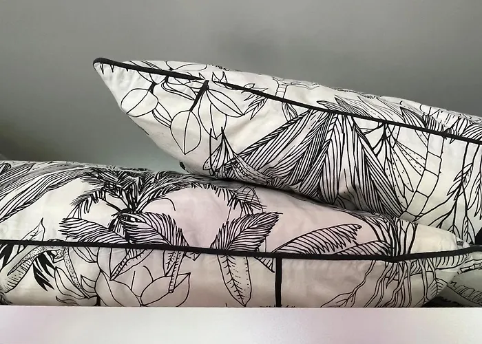 Chez Bea Calme Avec Sa Jolie Vue Sur Jardin, Confort Assure 3* Granville