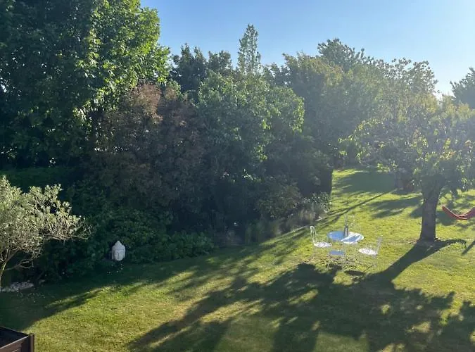 Bed & Breakfast Chez Bea Calme Avec Sa Jolie Vue Sur Jardin, Confort Assure Granville