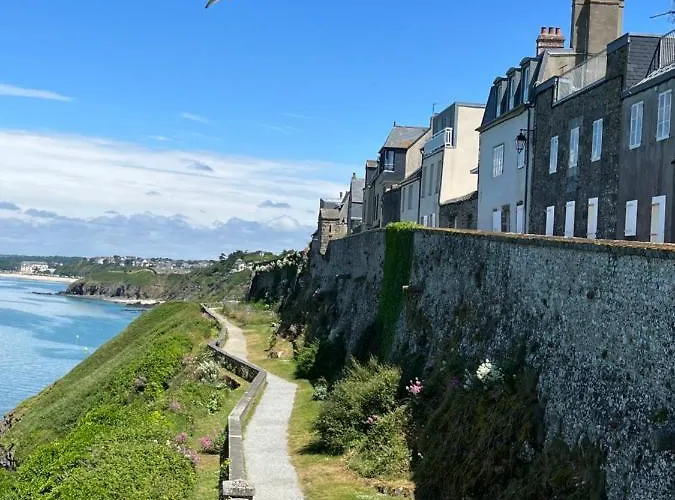 Chez Bea Calme Avec Sa Jolie Vue Sur Jardin, Confort Assure 3* Granville