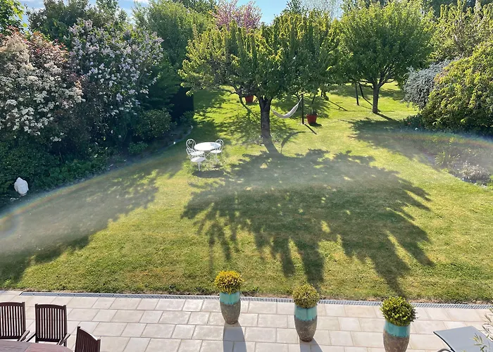 Bed & Breakfast Chez Bea Calme Avec Sa Jolie Vue Sur Jardin, Confort Assure Granville