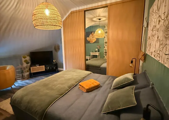 Chez Bea Calme Avec Sa Jolie Vue Sur Jardin, Confort Assure Bed & Breakfast Granville